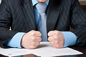 Fotolia-poing-sur-la-table-.jpg