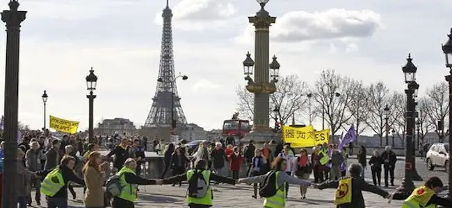 Chaine_humaine_nucleaire_10_03_2013.jpg