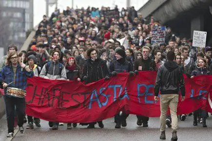 481879-autres-manifestations-contre-hausse-droits.jpg