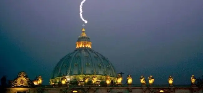Vatican_Foudre_15_02_2013.jpg