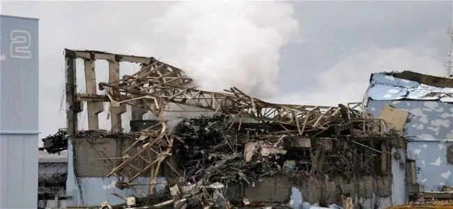 Fukushima_fuel_rods_removal_start_18_11_2013.jpg