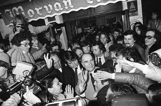 francois-mitterrand-juste-apres-l-annonce-de-sa-victoire-a-sa-sortie-de-l-hotel-du-vieux-morvan-a.jpg