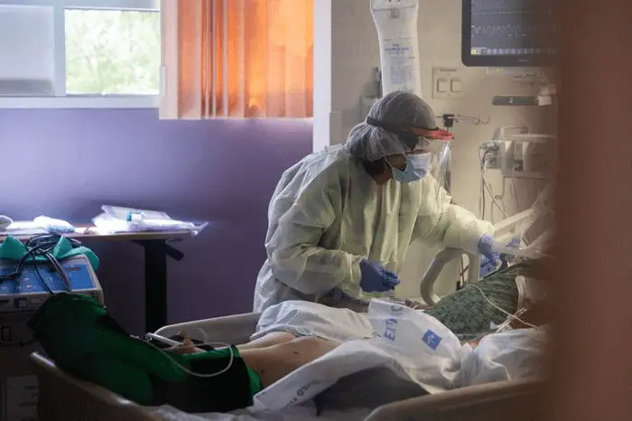 Une infirmiere occupe un patient