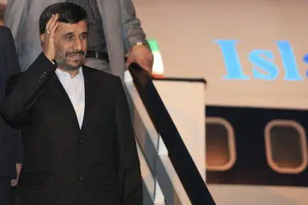 183993-mahmoud-ahmadinejad-arrivee-aeroport-abija.jpg