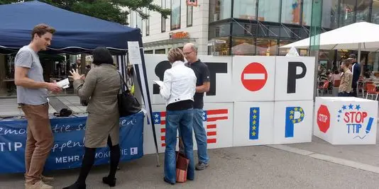 4472306_3_bdc1_une-manifestation-contre-les-traites-ttip-et_e20d8f6d40b35229688d138b801f9cb1.jpg