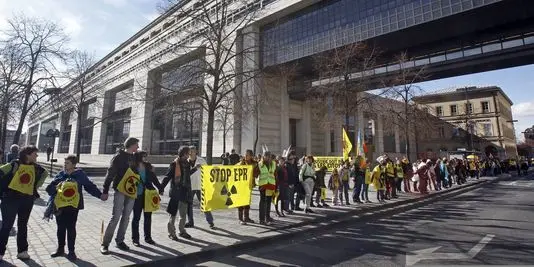 1845686_3_290c_des-manifestants-antinucleaire-ont-forme-une_892f6349694cf02ee3441f5937f8aac0.jpg