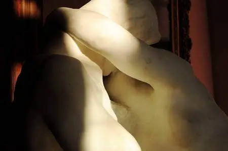 RTEmagicC_statues_s_embrassent.jpg