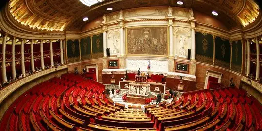 1589546_3_622c_l-hemicycle-de-l-assemblee-nationale_4c84a8013eef1e9ceafb20b8f545b757.jpg