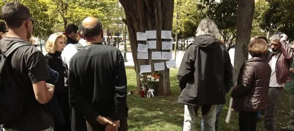 926167_mourners-stand-around-the-spot-where-a-man-committed-suicide-at-central-syntagma-square-in-athens.jpg