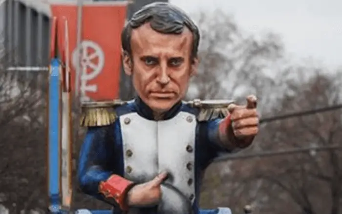 Macron article16