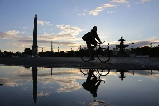 4839980_6_01ba_un-homme-roule-en-velo-sur-la-place-de-la_d1a5681d101ef6645def5c842fc48fac.jpg