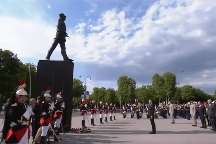 Macron defile