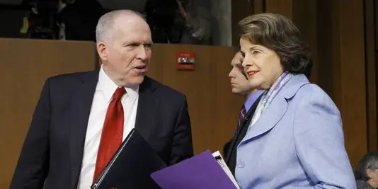 1829125_3_7255_john-brennan-en-compagnie-de-dianne-feinstein_175727c38719531a0469e9367337fce9.jpg