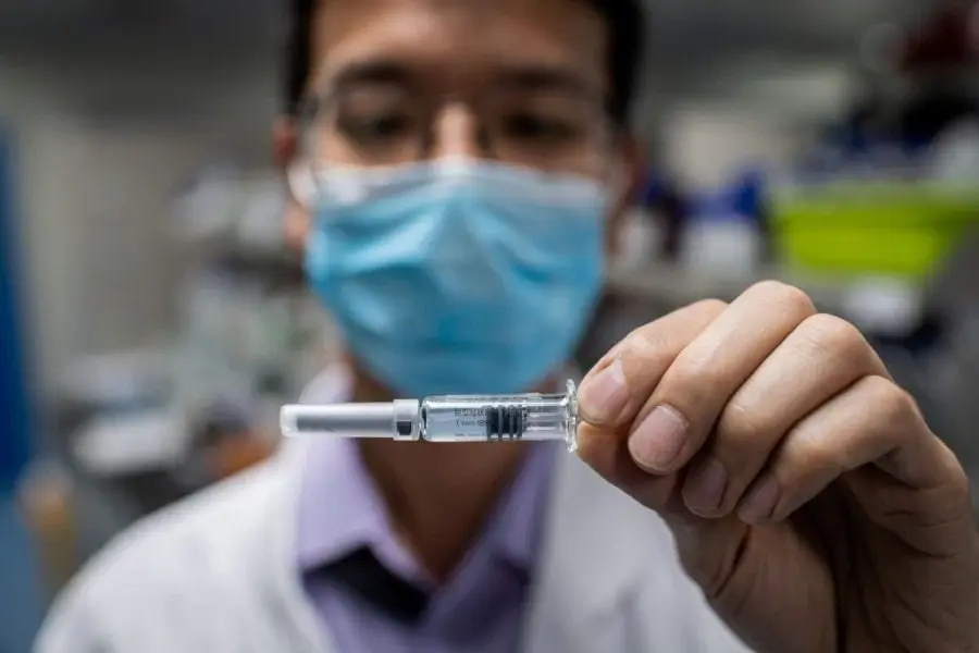 la france precommande des vaccins AstraZeneca
