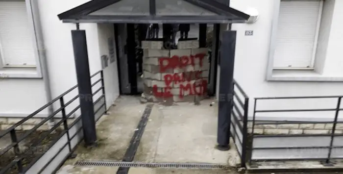 Droit dans le mur