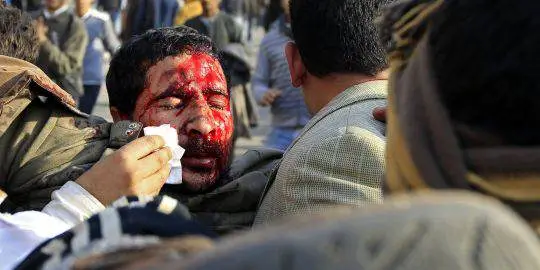 1474264_3_03da_un-blesse-est-pris-en-charge-place-tahrir.jpg