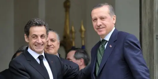 1330200_3_b3b4_nicolas-sarkozy-et-le-premier-ministre-turc.jpg